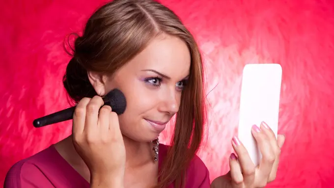 [Bintang] 7 Tips Make Up Agar Penampilanmu Terlihat Lebih Langsing