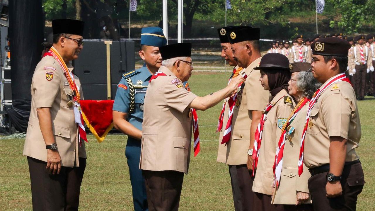 Wakil Presiden Ma`ruf Amin (tengah) didampingi Ketua Kwartir Nasional (Kwarnas) Pramuka Budi Waseso (kiri) menyematkan tanda penghargaan kepada anggota Pramuka di Bumi Perkemahan dan Graha Wisata (Buperta) Cibubur, Jakarta, Rabu (14/8/2024). Dalam perayaa