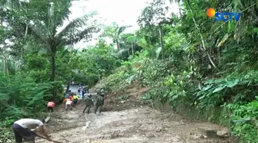 Tebing setinggi 30 meter di Desa Sedayu Kecamatan Loano longsor setelah hujan deras yang mengguyur kawasan ini selama beberapa jam.