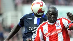 Stoke City's Senegalese midfielder Abdoulaye Diagne-Faye clears from Blackburn Rovers' Congolese defender Christopher Samba during the EPL football match at the Britannia Stadium on April 18, 2009. AFP PHOTO/ANDREW YATES