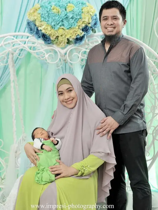 "Alhamdulillah hari ini kami menyelenggarakan akikah anak kami yang ketiga yang kami beri nama Ibrahim Muhammad Abdullah," kata Oki Setiana Dewi usai acara. (Instagram/okisetianadewi)