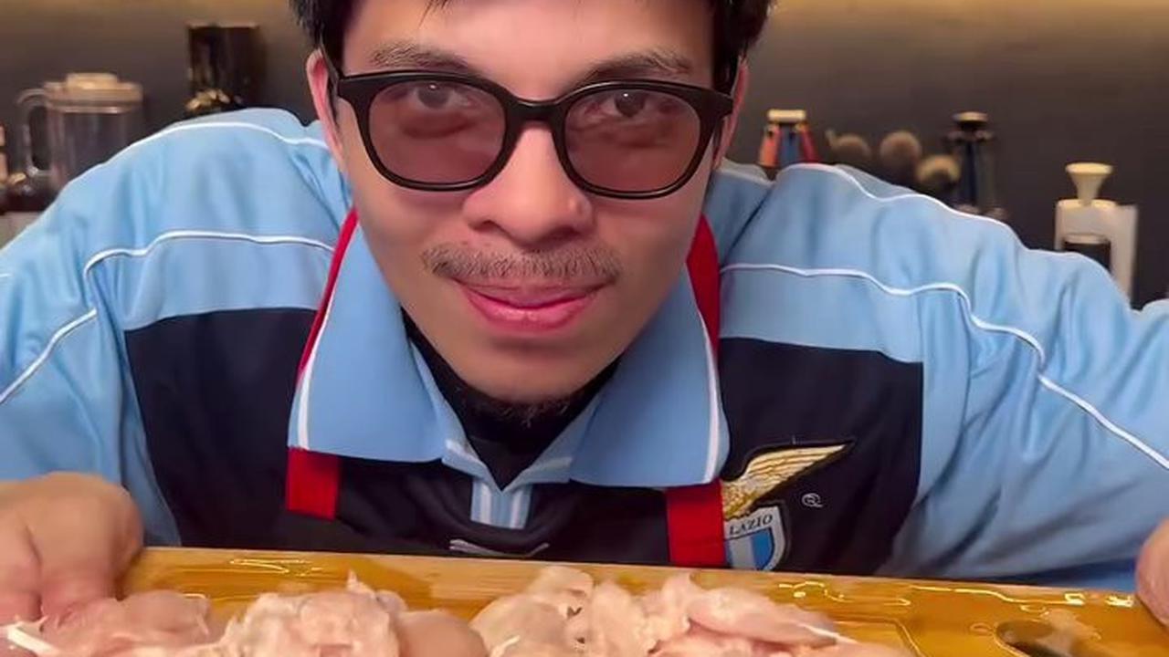 7 Potret Atta Halilintar Masak untuk Dibagikan Di Jumat Berkah, Goreng Ayamnya Pakai Helm
