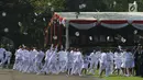 Sejumlah perwira TNI AL melemparkan topi ke udara setelah dilantik Presiden Joko Widodo pada Upacara Prasetya Perwira (Praspa) TNI dan Polri angkatan 2019 di Istana Merdeka, Jakarta, Kamis (16/7/2019). Jokowi melantik 781 perwira TNI dan Polri di Halaman Istana (Liputan6.com/Angga Yuniar)