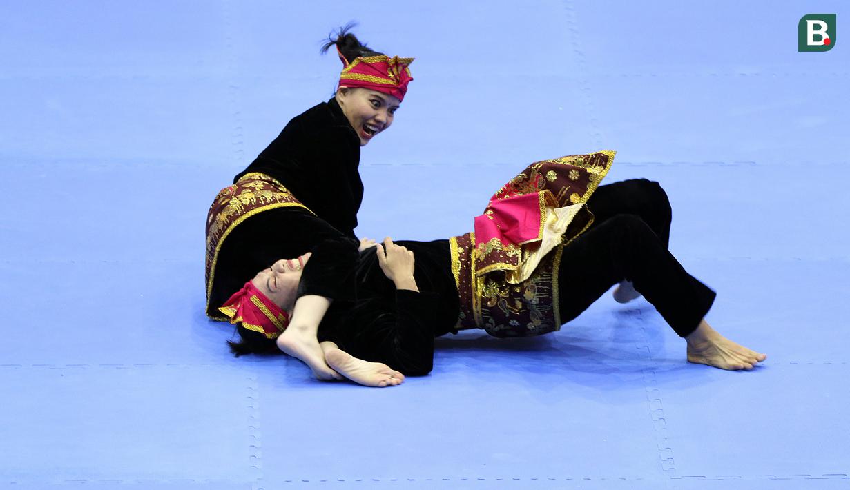 Pesilat Indonesia Riska Hermawan dan Ririn Rinasih saat bertanding dalam nomor Seni Ganda Wanita Pencak Silat Sea Games 2021 Vietnam di Bac tu Liem Sport Center, Hanoi, Rabu (11/5/2022). (Bola.com/Ikhwan Yanuar)