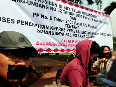 Pengungsi Korban gunung Sinabung melakukan aksi Demo Di depan Istana Negara, Jakarta, Selasa (17/6/2014) (Liputan6.com/Johan Tallo) 