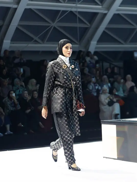 Blazer yang berpotongan tailored menonjolkan sisi profesional, dipadukan dengan detail kancing emas yang menjadi aksen menarik. Kerah putih klasik di bagian dalam menambahkan kesan rapi dan sophisticated. [@vivizubedi].