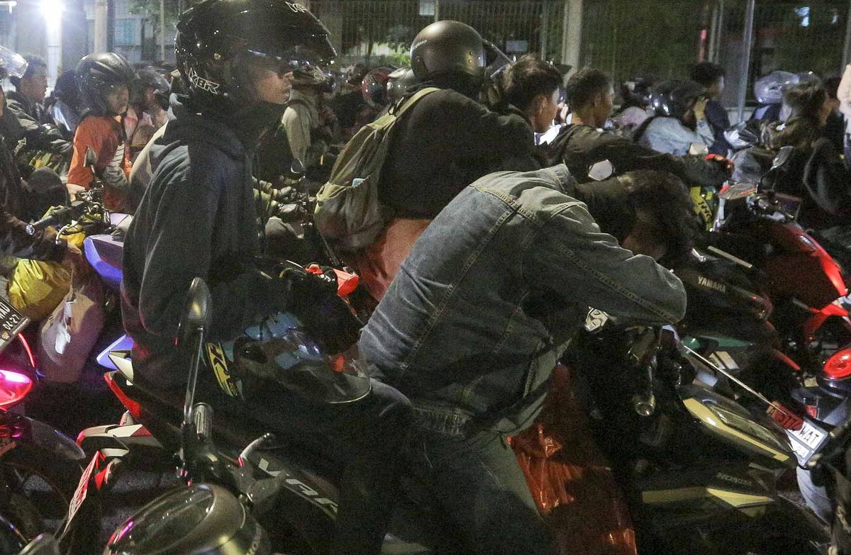 FOTO: Sambil Tidur di Motor, Warga Antri Masuk Kapal Di Puncak Arus Mudik Ciwandan