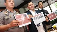 Petugas kepolisian menunjukkan berkas enam anggota The Family Muslim Cyber Army yang terlibat kasus ujaran kebencian di Direktorat Tindak Pidana Siber Bareskrim Polri, Jakarta (28/2). (Liputan6.com/Immanuel Antonius)