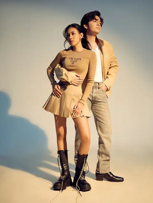 Shenina Cinnamon sendiri tampil manis mengenakan long sleeves cropped top cokelat, dipadukannya dengan mini pleated skirt yang senada. [Foto: Instagram/angga]