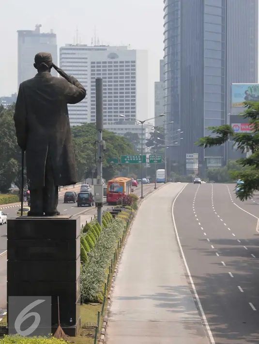 Suasana jalan lengang di Jakarta, Jumat (25/3). Libur panjang dimanfaatkan masyarakat yang biasanya berkativitas di Jakarta untuk menikmati libur hari Paskah keluar kota. (Liputan6.com/Angga Yuniar)