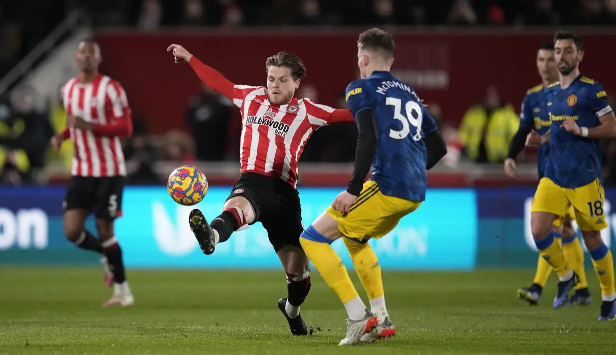 Tuan rumah Brentford menguasai permainan di awal babak pertama. Peluang pertama dibuat pada menit ke-4 melalui sepakan fisrt time Mathias Jensen yang masih melebar usai menerima bola rebound hasil umpan Bryan Mbeumo. (AP/Matt Dunham)