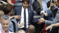 Ekspresi Antonio Conte usai laga Final Piala FA 2016-2017 di Stadion Wembley, London, Sabtu (27/5). Chelsea kalah 2-1 melawan Arsenal di laga Final Piala FA tersebut. (AP Photo)