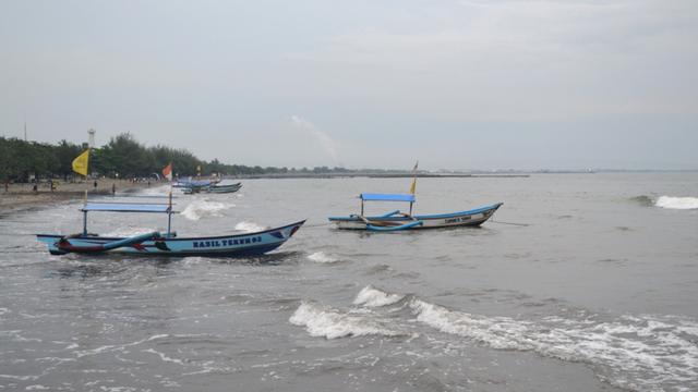 BPBD memastikan surutnya air laut di Cilacap pasca-gempa jawa tak benar. (Foto: Liputan6.com/Muhamad Ridlo)