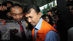 Gubernur Sumatera Utara Nonaktif, Gatot Pudjo Nugroho dan Evy Susanti tersenyum saat keluar dari gedung KPK, Jakarta, Jumat (25/9/2015). Gatot dan Evy berjanji akan buka-bukaan di Sidang Tipikor nanti. (Liputan6.com/Helmi Afandi)