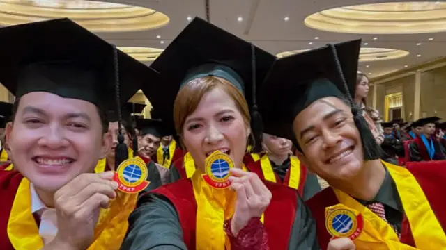 Model Kebaya Janggan Merah Chika Jessica saat Wisuda Sarjana