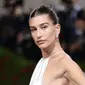 Hailey Baldwin menghadiri The 2022 Met Gala Celebrating "In America: An Anthology of Fashion" di The Metropolitan Museum of Art pada 02 Mei 2022 di New York City. (DIMITRIOS KAMBOURIS / GETTY IMAGES NORTH AMERICA / GETTY IMAGES VIA AFP)