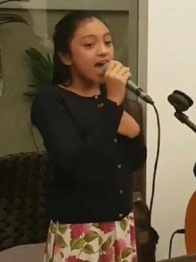 5 Potret Alleia Anak Ariel NOAH saat Nyanyi, Berkarisma Layaknya Sang Ayah