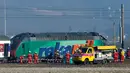 Petugas penyelamat berdiri di dekat dua kereta yang bertabrakan di Zurich, Swiss, (20/2/2015). Kereta bertabrakan di Swiss yang menyebabkan beberapa orang terluka dan rute komuter tergangu. (Reuters/ Arnd Wiegmann)