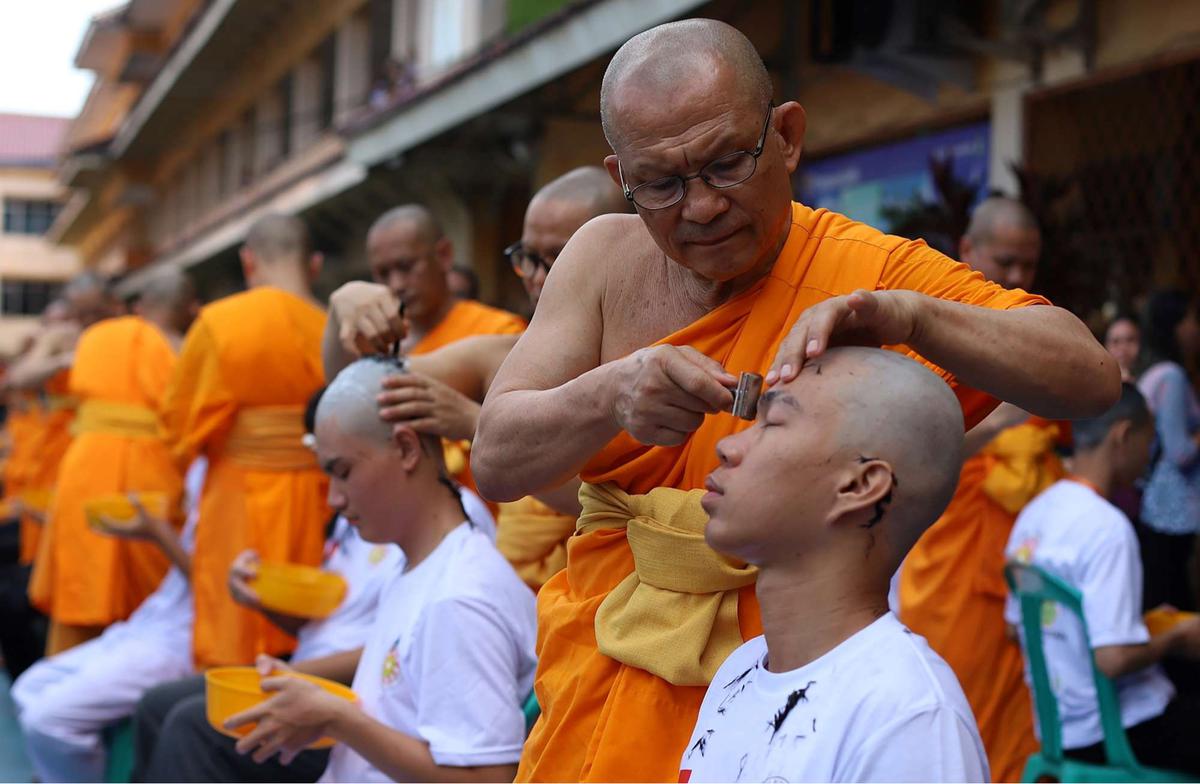Calon Bikkhu cukur rambut jelang Pabbajja Samanera Sementara