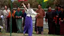 Istri Pangeran Inggris, Kate Middleton atau Catherine Duchess of Cambridge saat melempar panah dalam permainan tradisional Khuru di Changlimithang Archery Ground Thimphu , Bhutan , 14 April 2016. (REUTERS / Cathal McNaughton)