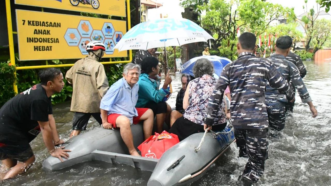 FOTO: TNI AL Bantu Evakuasi Warga Terdampak Banjir di Denpasar Selatan