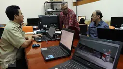 Ketua KPU Arief Budiman berbincang dengan karyawan saat mengecek Bank Data Komisi Pemilihan Umum di Jakarta, Senin (15/5). Di ketahui WannaCry adalah salah satu serangan cyber terbesar yang pernah terjadi di dunia. (Liputan6.com/Johan Tallo)