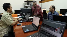 Ketua KPU Arief Budiman berbincang dengan karyawan saat mengecek Bank Data Komisi Pemilihan Umum di Jakarta, Senin (15/5). Di ketahui WannaCry adalah salah satu serangan cyber terbesar yang pernah terjadi di dunia. (Liputan6.com/Johan Tallo)