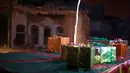 Sejumlah kado berjejer saat perayaan malam Natal di kawasan Al-Hamidiyah kota tua Homs, Suriah, (24/12). (REUTERS/Omar Sanadiki)