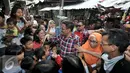 Warga setempat berebut salaman dengan calon wakil gubernur DKI Jakarta Djarot Saiful Hidayat saat kunjungannya ke Pasar Bedeng, Kelurahan Bambu Utara, Palmerah, Jakarta Barat, Kamis (24/11). (Liputan6.com/Yoppy Renato)