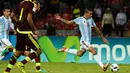 Pemain Argentina, Angel Di Maria mencoba melakukan tembakan ke arah gawang saat melawan Venezuela pada kualifikasi Piala Dunia 2018 zona Conmebol di Merida, Venezuela, (7/9/2016) WIB. (AFP/Federico Parra)