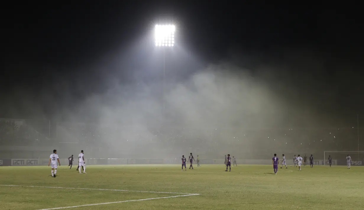 Tampak asap smoke bomb memasuki area lapangan saat laga Arema FC melawan Persita Tangerang pada laga Piala Indonesia 2019 di Stadion Sport Center Kelapa Dua, Tangerang, Minggu (3/2). Arema FC menang 3-0 atas Persita. (Bola.com/M Iqbal Ichsan)