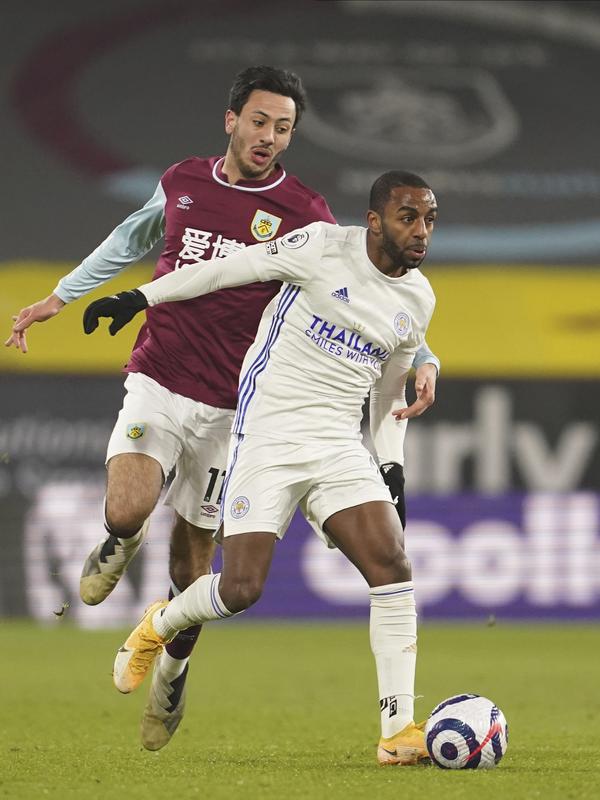 Penyerang Burnley, Dwight McNeil berusaha merebut bola dari bek Leicester City, Ricardo Pereira pada pertandingan Liga Inggris di stadion Turf Moor di Burnley, Inggris, Kamis (4/3/2021). Leicester City bermain imbang atas Burnley 1-1. (Jon Super/Pool via AP)