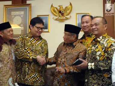 Ketum Partai Golkar, Airlangga Hartarto (keempat kiri) menyalami Ketum PBNU, Said Aqil Siradj jelang melakukan pertemuan di Jakarta, Jumat (8/6). Pertemuan kedua tokoh bersama jajarannya berlangsung tertutup. (Liputan6.com/Helmi Fithriansyah)