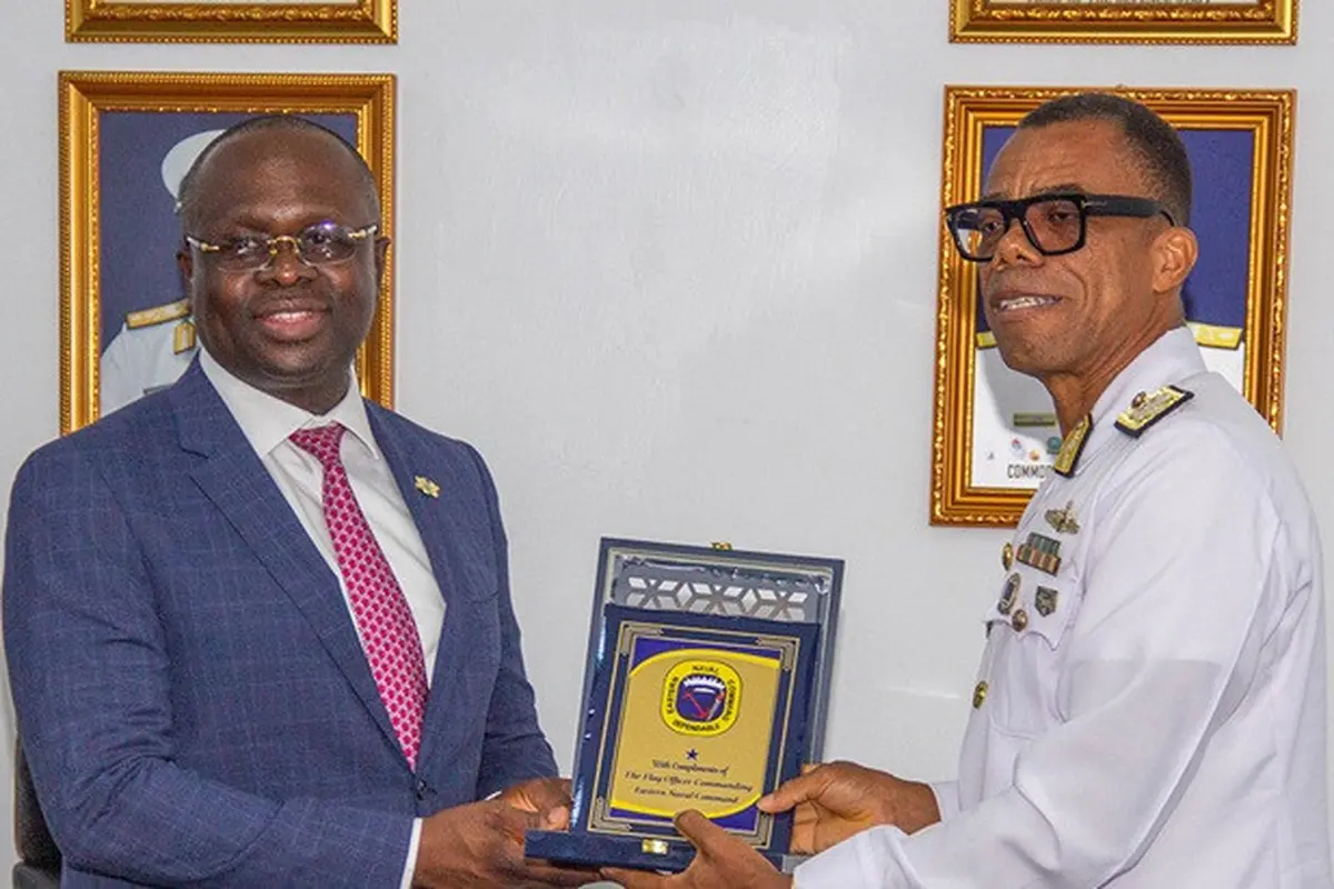 Menteri Pertahanan Ghana (kiri) Edward Omane Boamah.
