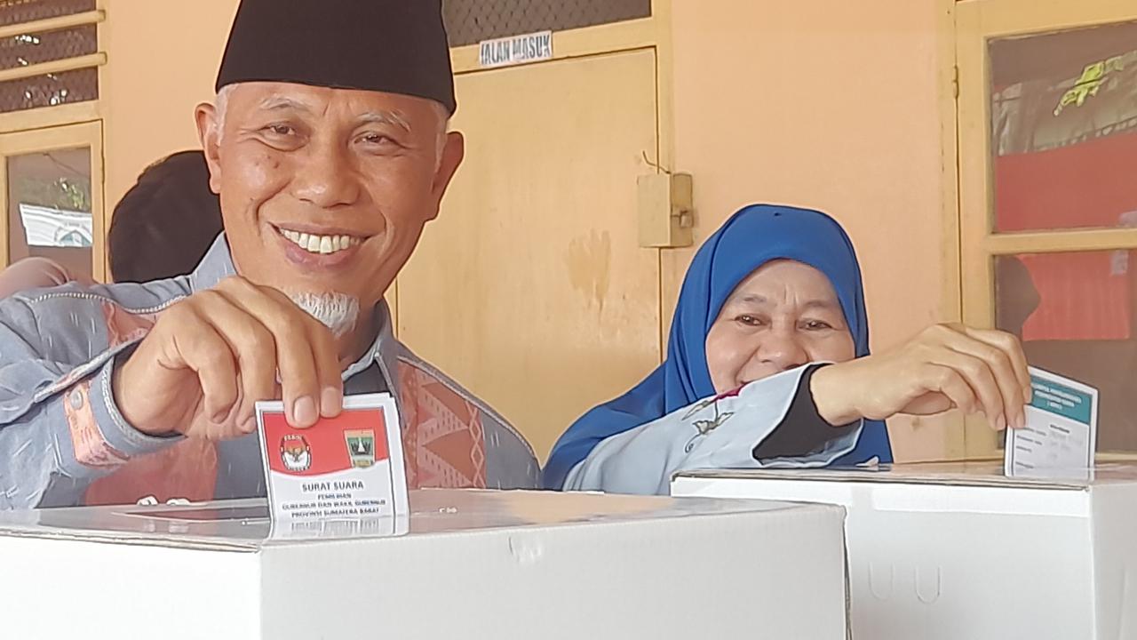 Cagub Mahyeldi Bareng Istri Nyoblos Pilgub Sumbar