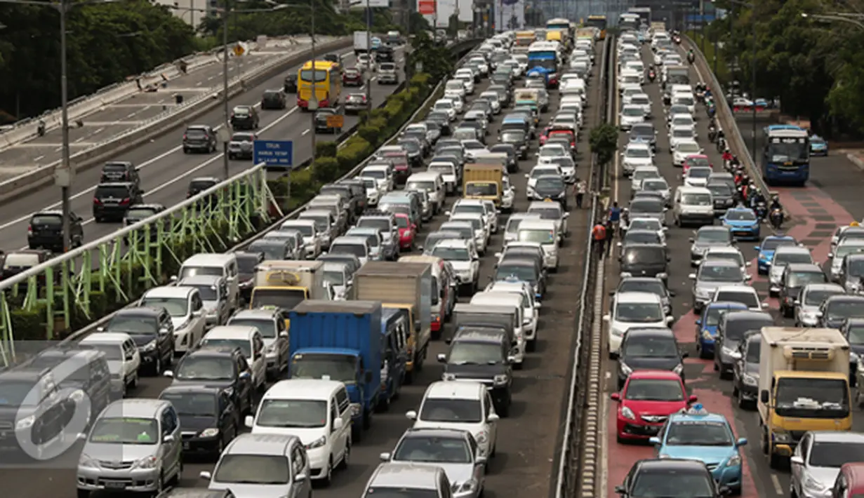 Ratusan kendaraan terjebak kemacetan di tol dalam kota, Jakarta, Kamis (24/12/2015). Libur panjang Natal dan tahun baru yang dimulai hari ini membuat lalu lintas di Jakarta dan sekitarnya terpantau padat. (Liputan6.com/Angga Yuniar)