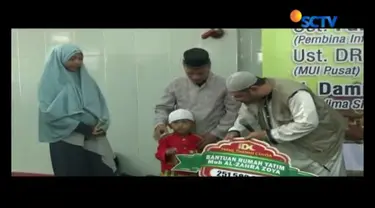 Adalah relawan dari Lembaga Infaq Dakwah Center (IDC) yang menyerahkan bantuan tersebut untuk Siti Jubaedah, istri almarhum Joya.