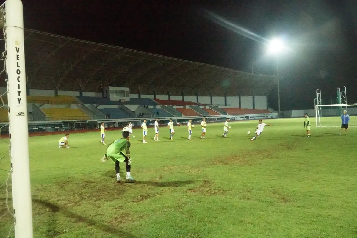 Tim asuhan Mario Gomez menggelar latihan malam di Stadion Arcamanik Bandung.