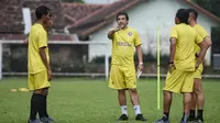 Pelatih Arema, Eduardo Almeida saat memimpin latihan di lapangan Ketawang, Kabupaten Malang (Iwan Setiawan/Bola.com).