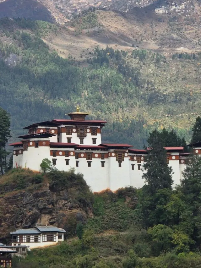 Dian Sastrowardoyo yang sedang liburan ke Bhutan (Instagram/@therealdisastr)