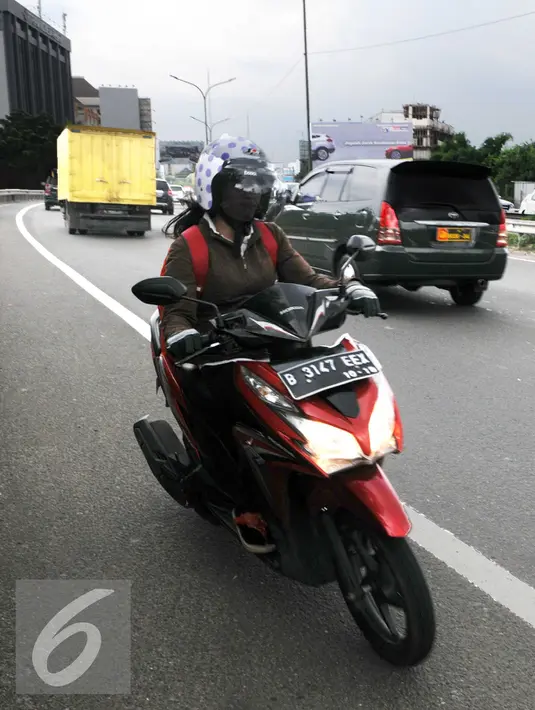 Pengendara motor melintas melawan arus jalan tol arah Merak dari persimpangan Taman Anggrek, Jakarta (4/2). Minimnya rambu-rambu lalulintas jalan menuju tol Merak membuat pengendara motor tidak mengetahuinya. (Liputan6.com/Helmi Afandi)