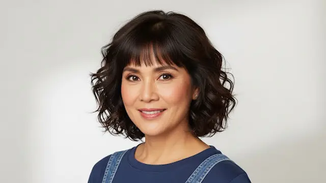 Ear-Length Curly Hairstyle dengan Poni