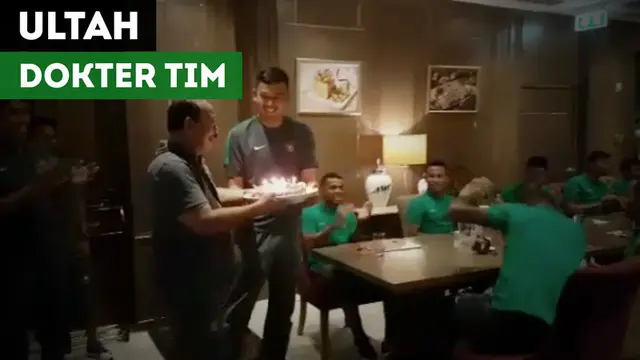 Berita video para pemain, pelatih, dan ofisial bergembira merayakan ulang tahun dokter Timnas Indonesia U-22, Syarief Alwi, di Bangkok.