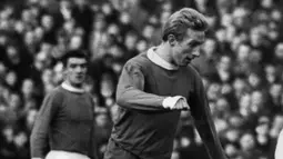 Denis Law. Striker Skotlandia ini adalah eks pemain Manchester City yang memperkuat Manchester United selama 11 musim, mulai 1962/1963 hingga 1972/1973 dengan mencetak 237 gol dari 404 laga. Lepas dari MU ia kembali ke City selama semusim dan pensiun pada akhir 1973/1974. (Foto: AFP/Central Press)