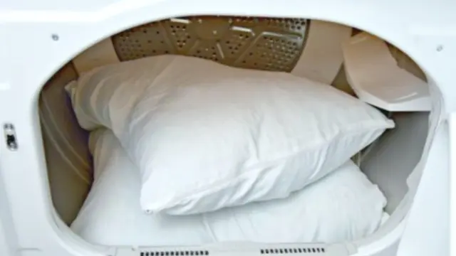 Cara Mudah Bersihkan Bantal Pakai Bahan Dapur, Cobain Deh