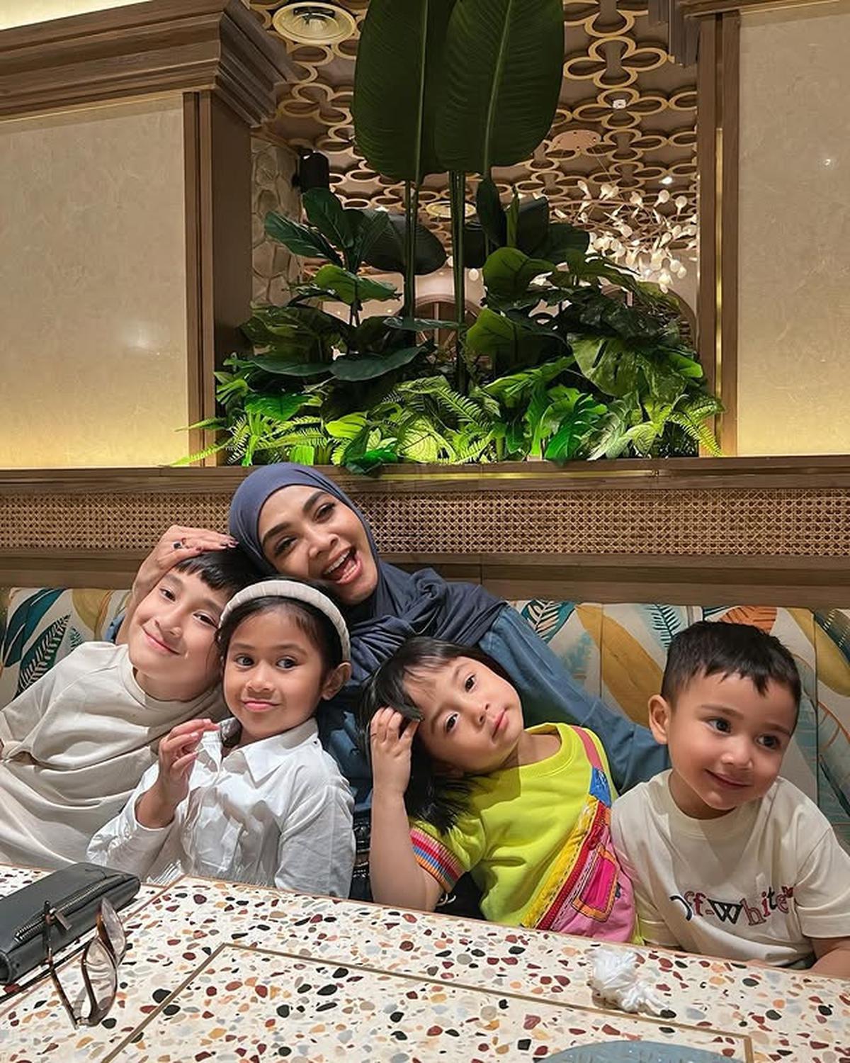 7 Potret Rieta Amilia Bersama Cucu-Cucu Kesayangan, Ajak Jalan-Jalan ke Mall