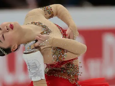 Higuchi Wakaba asal Jepang saat menunjukkan aksinya di atas seluncur es dalam ISU World Figure Skating Championships 2017 di Helsinki, Finlandia, (31/3). (AP Photo / Ivan Sekretarev)