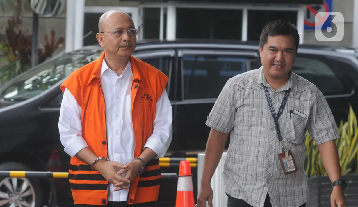 Wali Kota nonaktif Medan Tengku Dzulmi Eldin saat akan menjalani pemeriksaan oleh penyididk di Gedung KPK, Jakarta, Senin (6/1/2020). Tengku Dzulmi Eldin diperiksa sebagai tersangka terkait kasus dugaan suap proyek dan jabatan oleh Wali Kota Medan periode 2016-2021. (merdeka.com/Dwi Narwoko)