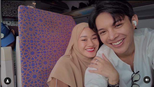 6 Potret Romantis Rey Mbayang dan Dinda Hauw Selama Umrah,