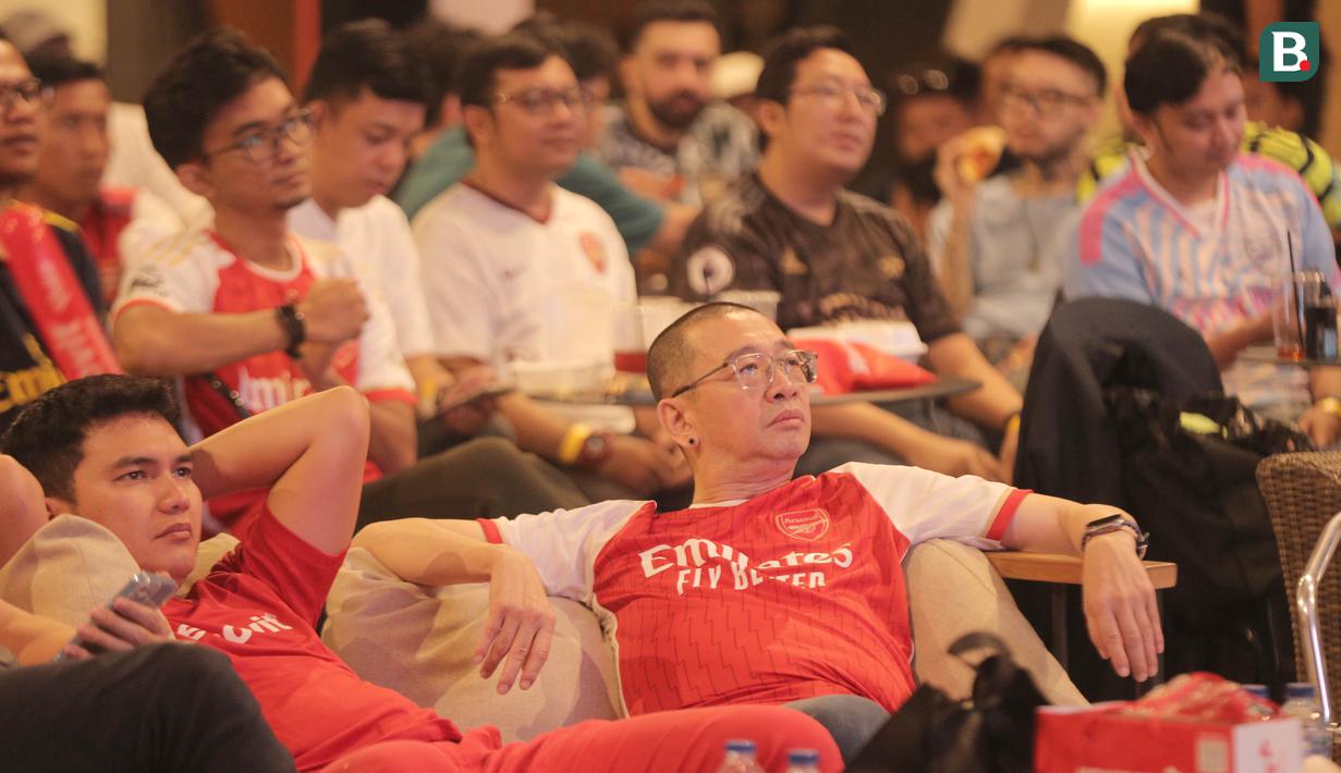 Ekspresi Aldi Taher dan coach Justinus Lhaksana saat menyakiskan laga Arsenal melawan Wolverhampton Wanderers dalam acara Roaring Night Nobar Arsenal versus Wolverhampton Wanderers di Pasren Asthana, Ampera, Jakarta Selatan, Sabtu (2/12/2023) malam WIB. (Bola.com/Valentino Bagaskara)